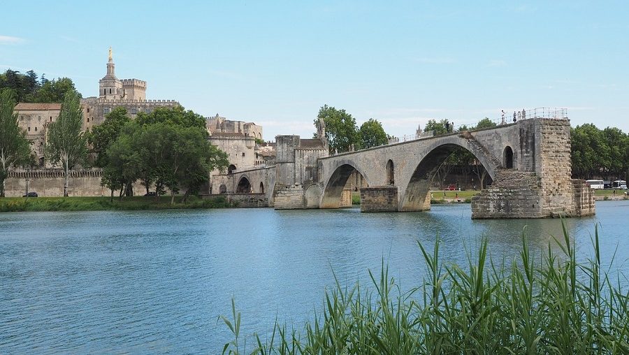 Etape pour un voyage à Avignon réussi